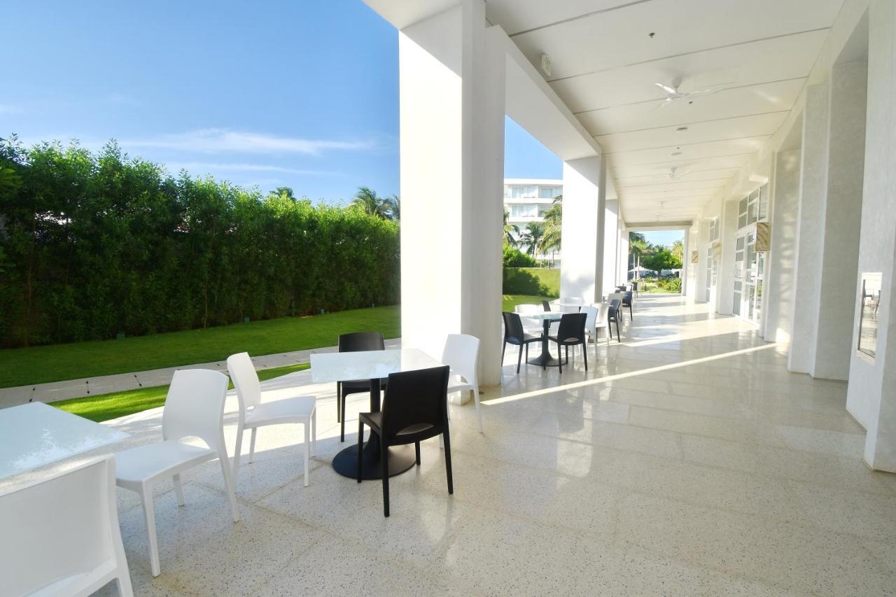 Aqua Boracay Hotel Balabag  Exterior foto The interior of the library